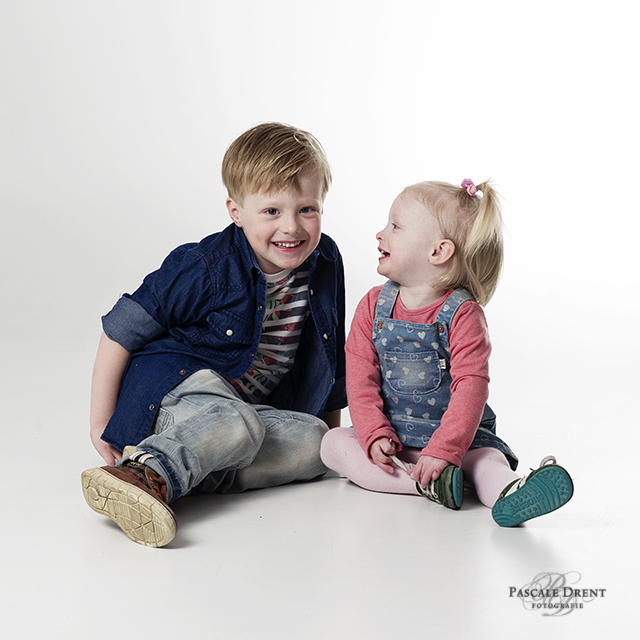 stoere broer zus kinderfotografie Pascale Drent studio zutphen