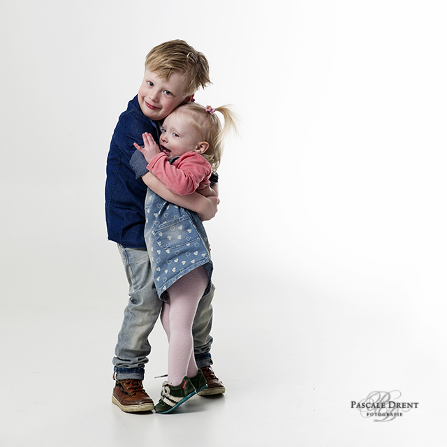 stoere broer zus kinderfotografie Pascale Drent studio zutphen